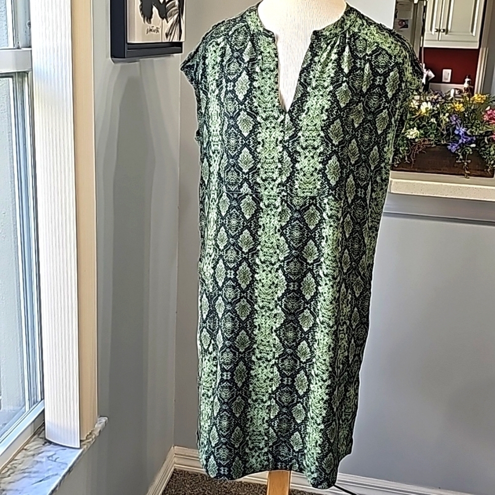 By anthropology Straight shift dress green and black 2 pockets.‎ Size sma…